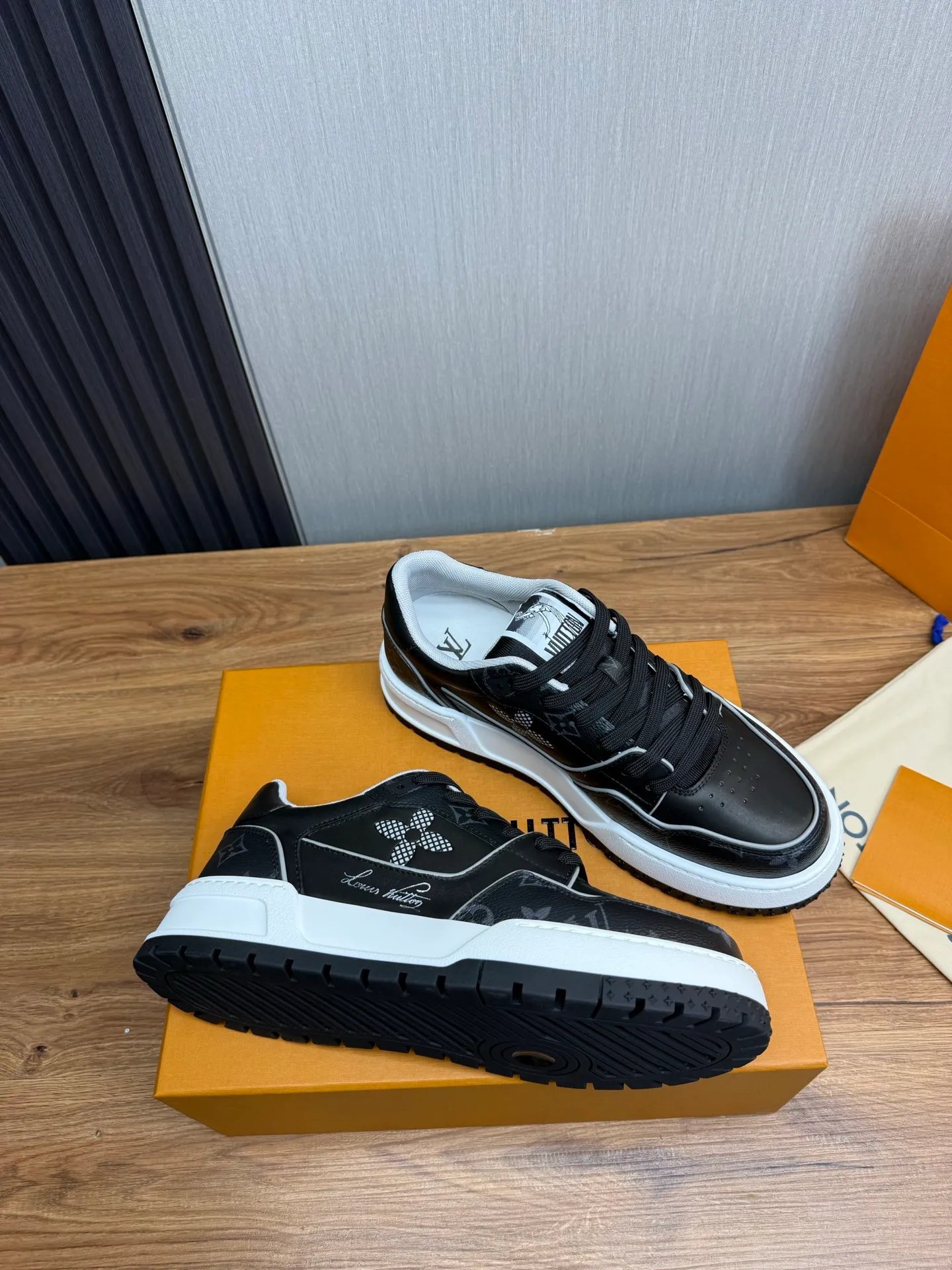 Men's shoes 💰860💰 LV. High version counters are on sale at the same time ⬆️ Men's new sneakers 🔥 The uppers are imported cowhide; "High-end, high-end, classy, ​​noble" workmanship is exquisite (original cowhide is used inside), soles: Original outsole specially provided by the original factory, taken in real life 🎬. Yardage: 38-44. (38.45 can be customized)